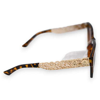 Elegante Brille mit braunem Leopardenmuster und goldener Filigranverzierung am Bügel auf weißem Hintergrund