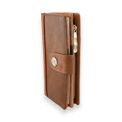 Braune Ledergeldbörse mit Reißverschluss, Druckknopfverschluss und mehreren Fächern, seitliche Ansicht auf weißem Hintergrund