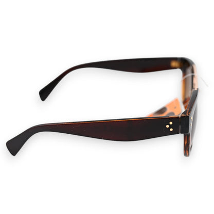 Stilvolle Sonnenbrille mit braunem, durchscheinendem Rahmen und getönten Gläsern, seitliche Ansicht