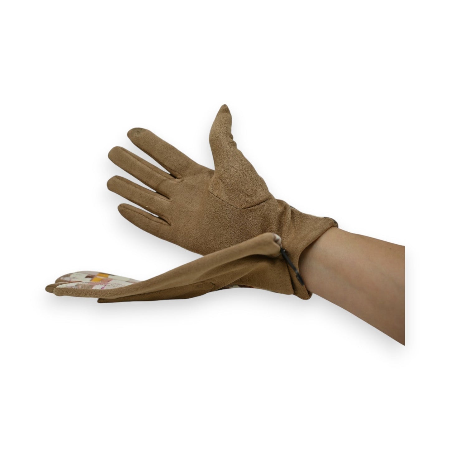 Braune Wildleder-Handschuhe mit pastellfarbenem Musteraufdruck am Handgelenk, auf weißem Hintergrund präsentiert