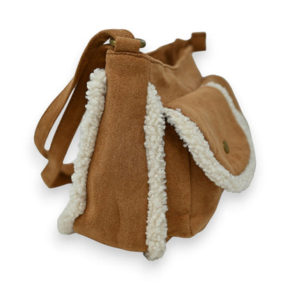 Braune Umhängetasche aus Wildlederimitat mit weißem Fellbesatz, Seitenansicht, hochwertiges Modeaccessoire
