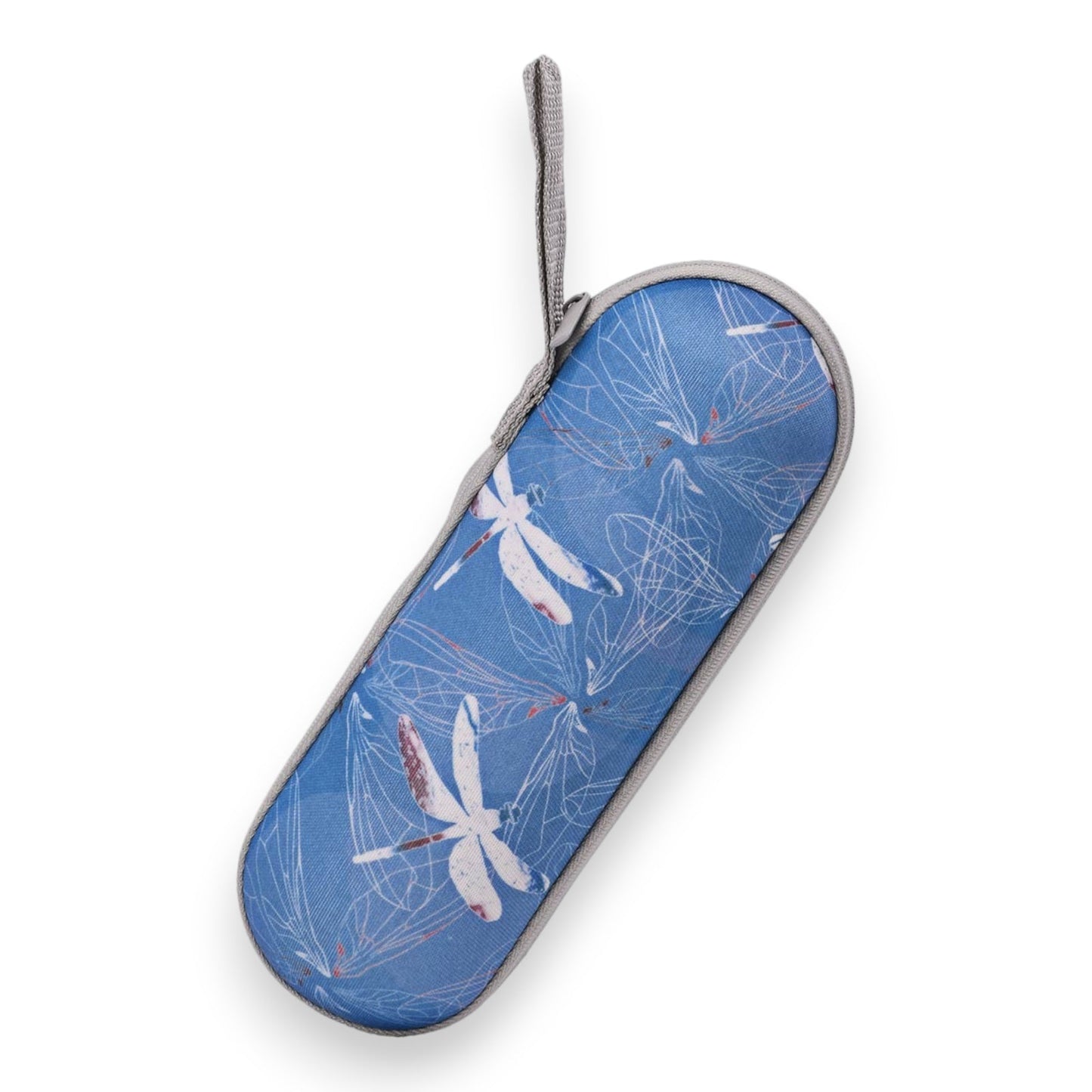 Blauer Brillenetui mit Libellen-Muster, graue Einfassung und Handschlaufe, auf weißem Hintergrund
