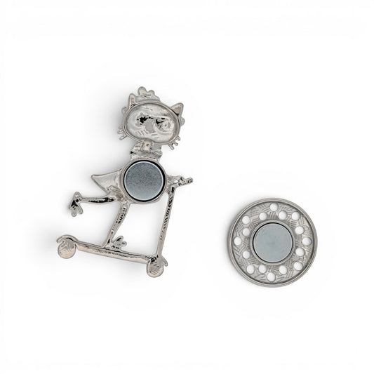 Magnetische Katzen-Brosche, Katze mit Brille auf einem Roller, Blautöne, 7 cm hoch