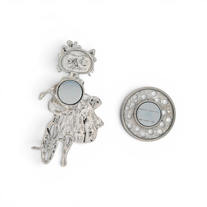 Magnetische Katzen-Brosche, elegante Katze auf lila Fahrrad, buntes Design, 7 cm hoch