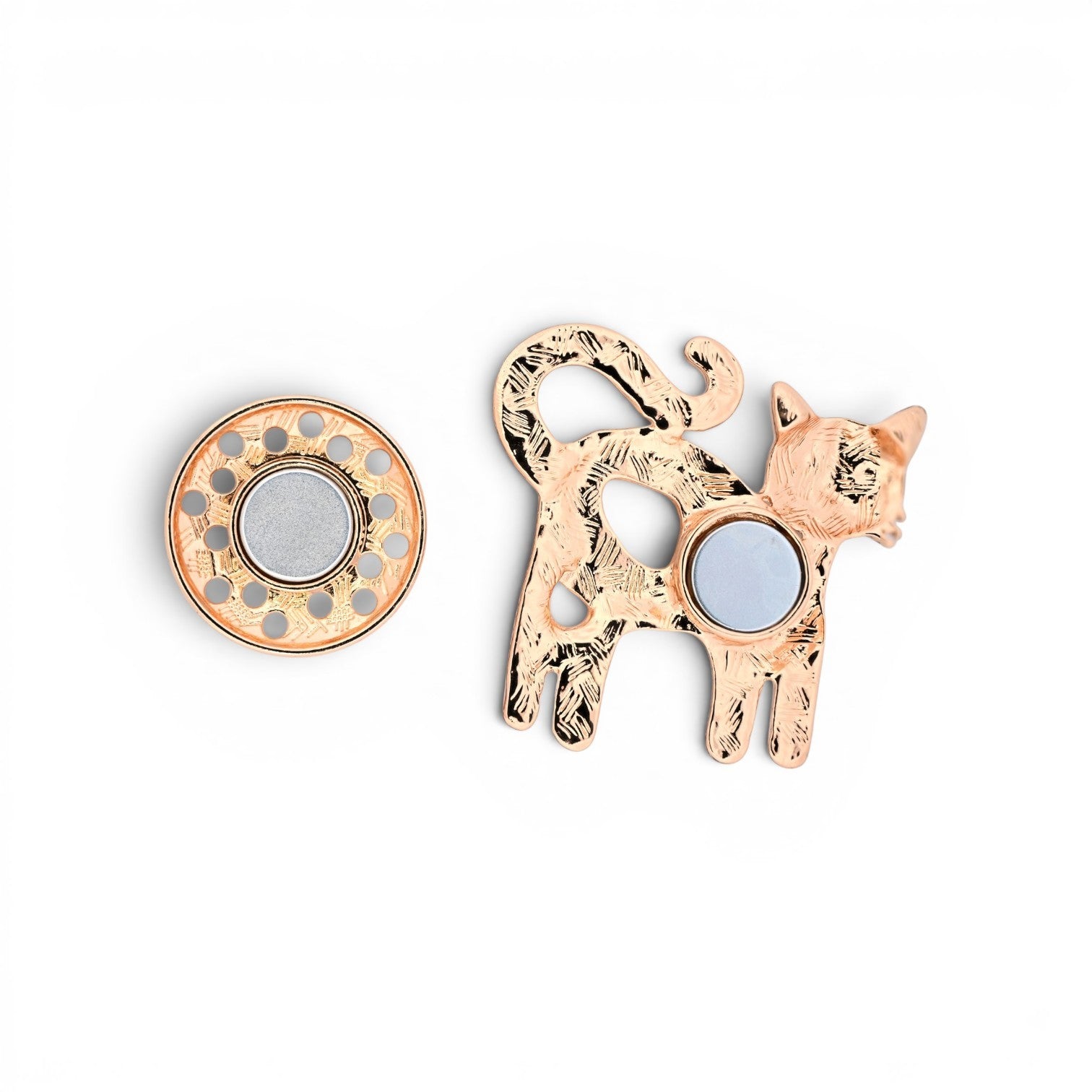 Magnetische Katzen-Brosche, weiß emaillierte Katze mit goldenen Konturen, 5,5 cm breit