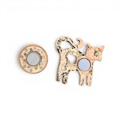 Magnetische Katzen-Brosche, weiß emaillierte Katze mit goldenen Konturen, 5,5 cm breit