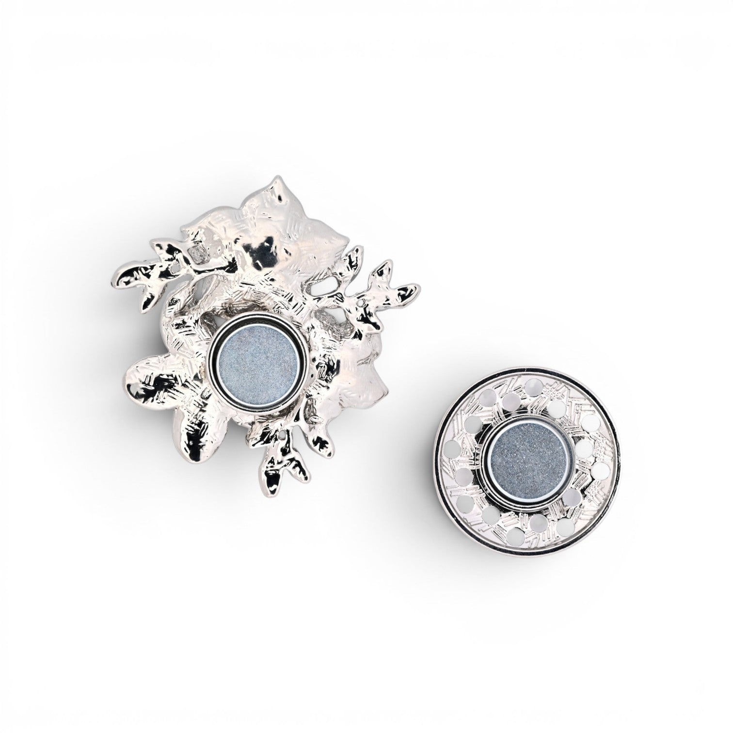 Magnetische Blumen-Brosche als Strauß in Schwarz und Grau mit Perlmutt-Perle