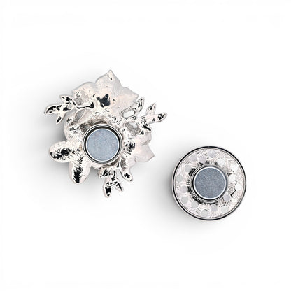 Magnetische Blumen-Brosche als Strauß in Schwarz und Grau mit Perlmutt-Perle