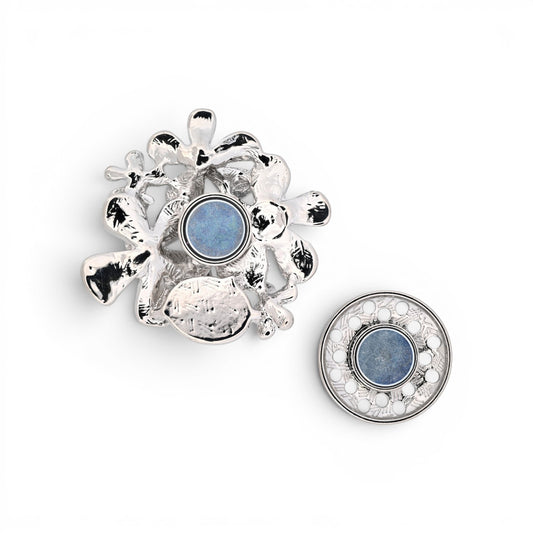 Magnetische Blumen-Brosche mit weißen Blüten in Elfenbein und Perlmutt, 6 cm