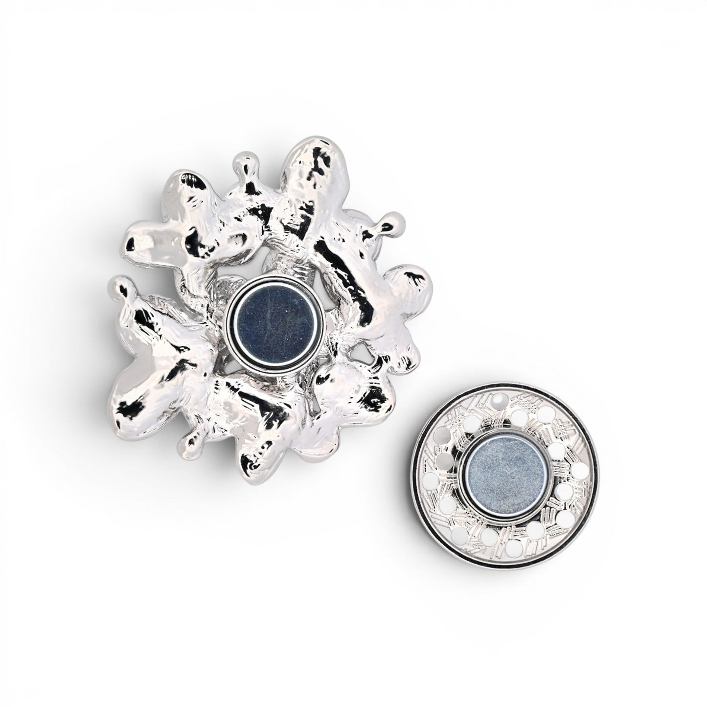 Magnetische Blumen-Brosche mit emaillierten Blüten in Schwarz, Weiß, Grau und Strass, 6 cm