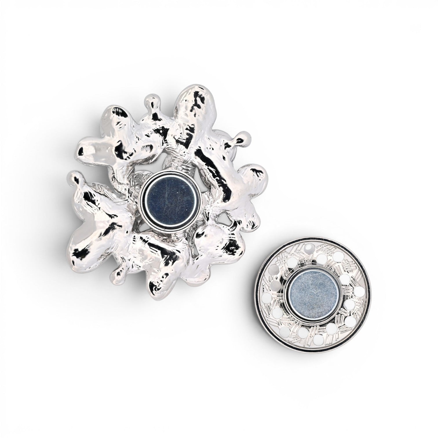 Magnetische Blumen-Brosche mit emaillierten Blüten in Schwarz, Weiß, Grau und Strass, 6 cm