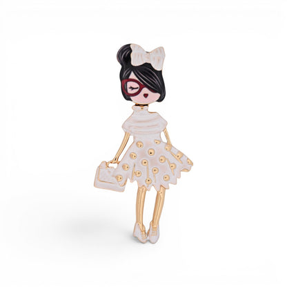 Magnetische Brosche als Fashionista mit Punktekleid, roter Brille und Handtasche, Weiß Gold