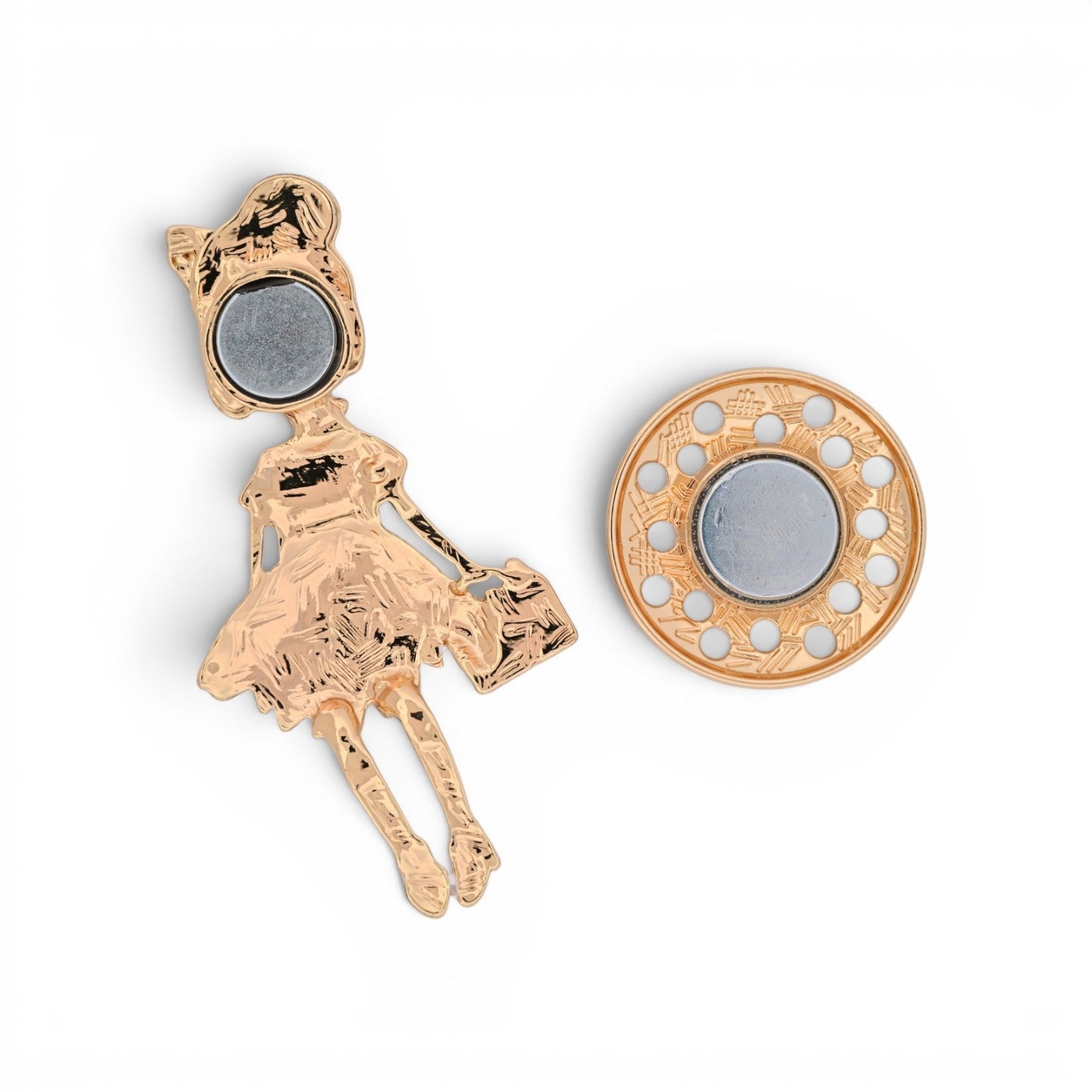 Magnetische Brosche als Fashionista mit Punktekleid, roter Brille und Handtasche, Weiß Gold