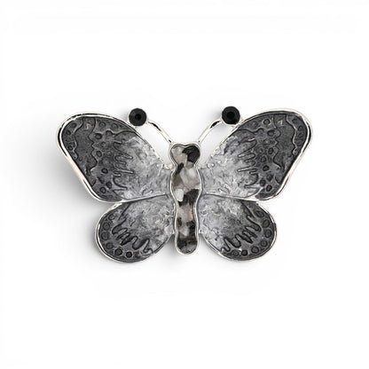Magnetische Schmetterling-Brosche in Silber und Grau mit ziselierten Flügeln, 6,5 cm breit