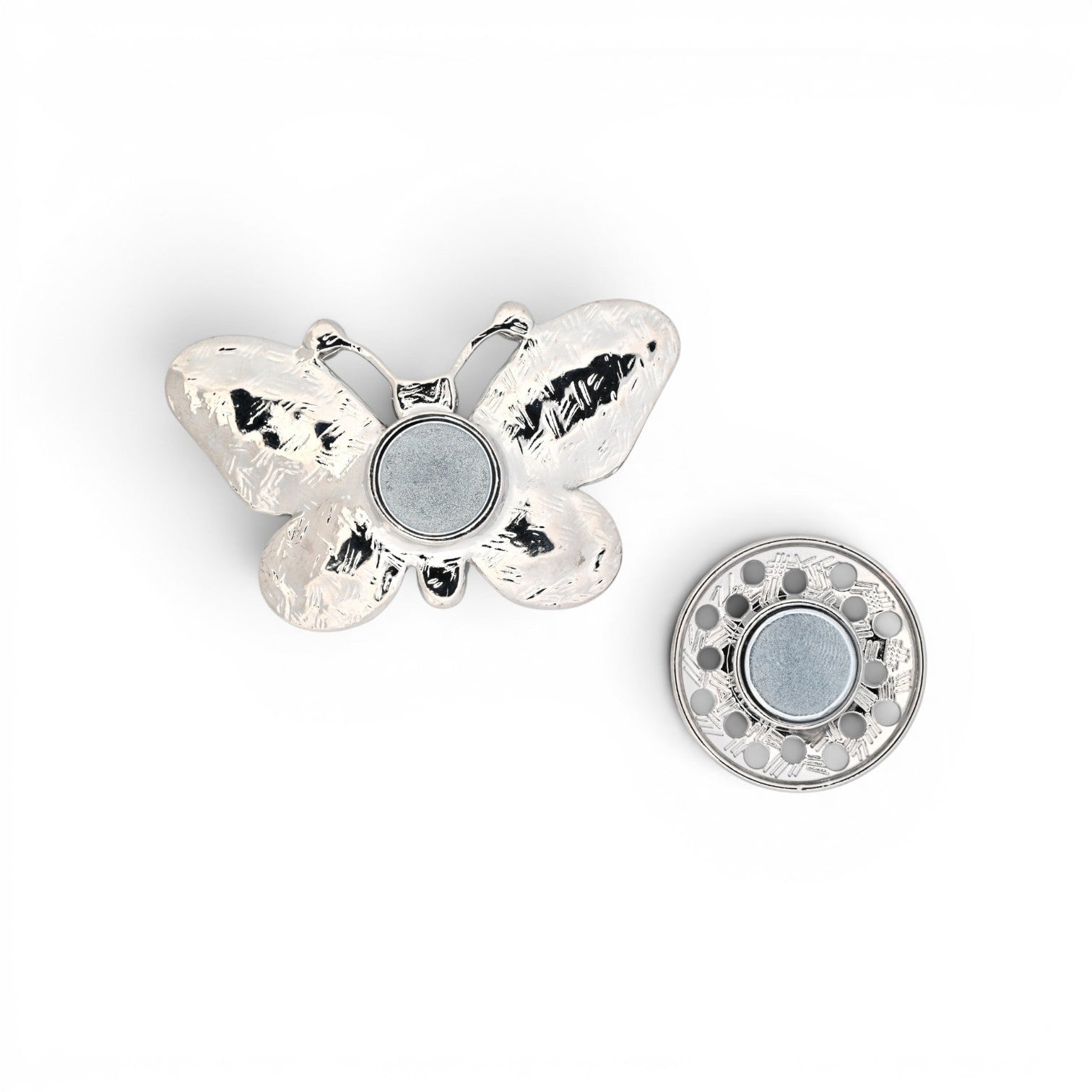 Magnetische Schmetterling-Brosche in Silber und Grau mit ziselierten Flügeln, 6,5 cm breit