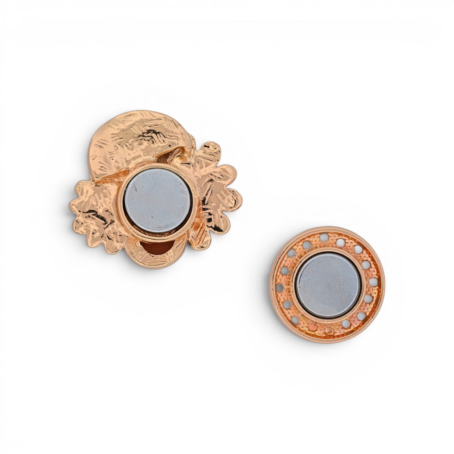 Magnetische Blumen-Brosche mit floralen Motiven in Karamell, Beige und Gold