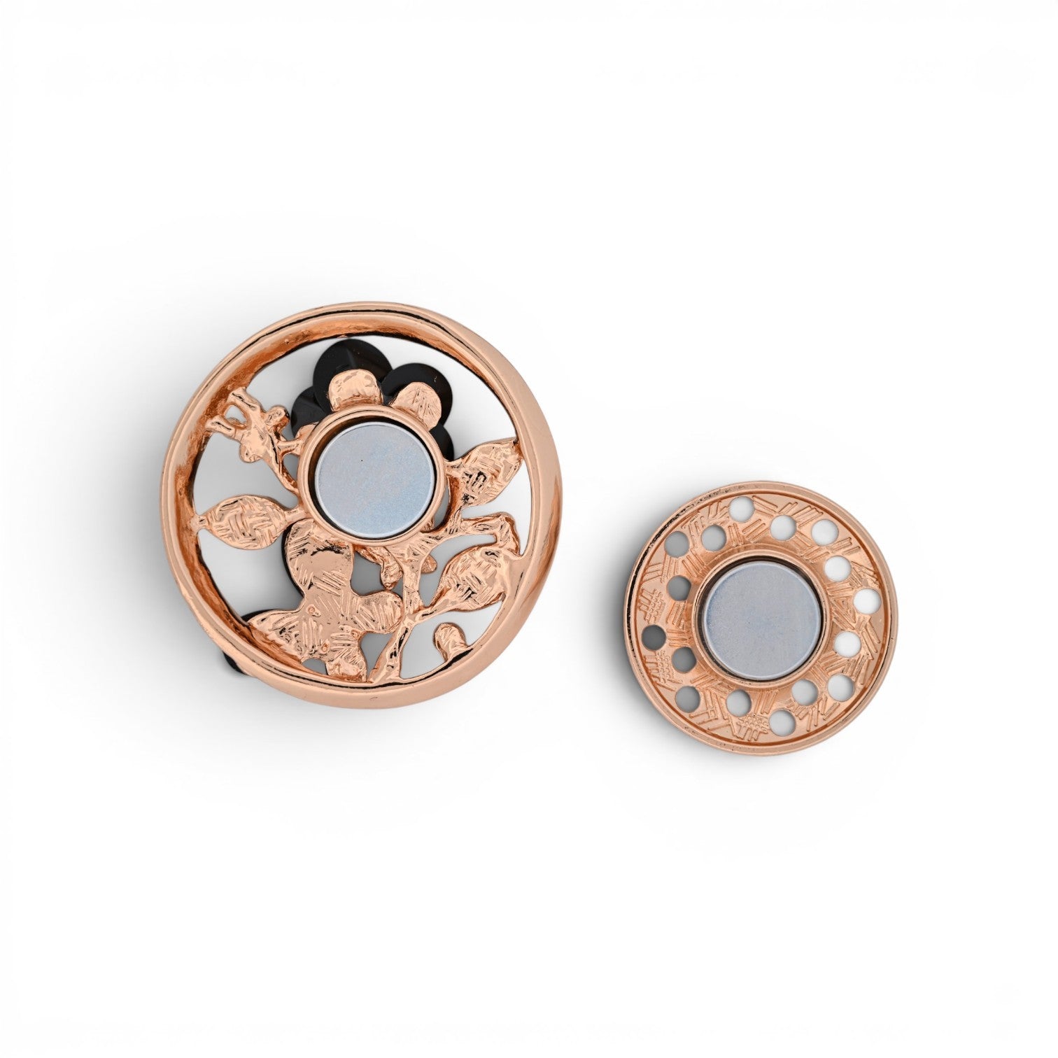Magnetische runde Blumen-Brosche mit schwarzer Blüte, Schmetterling und Kristallen in Roségold