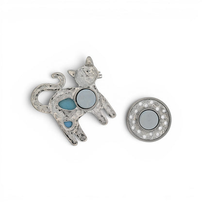Magnetische Katzen-Brosche, verspielte Katze in Blautönen mit erhobenem Schwanz, 5,5 cm