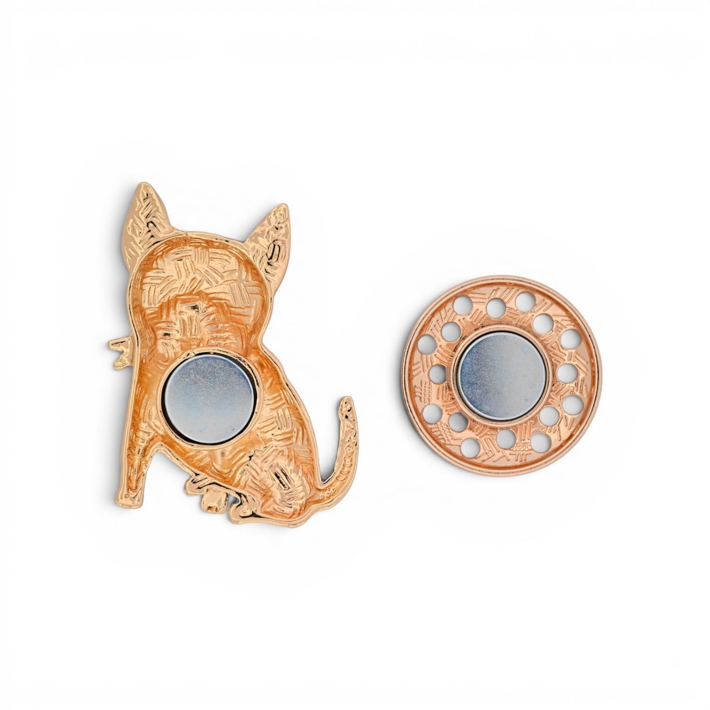 Magnetische Hunde-Brosche als sitzender Hund in Grau, Schwarz und Gold mit Ringelshirt, 5,3 cm