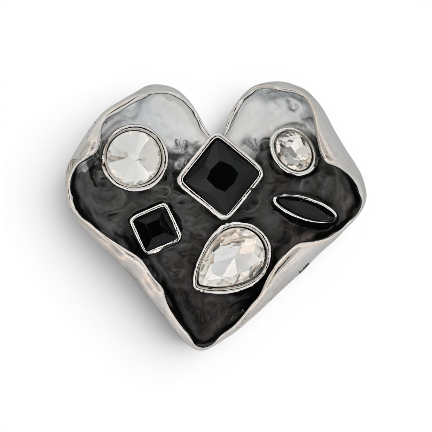 Magnetische Herz-Brosche aus gehämmertem Silber mit schwarzen und klaren facettierten Kristallen
