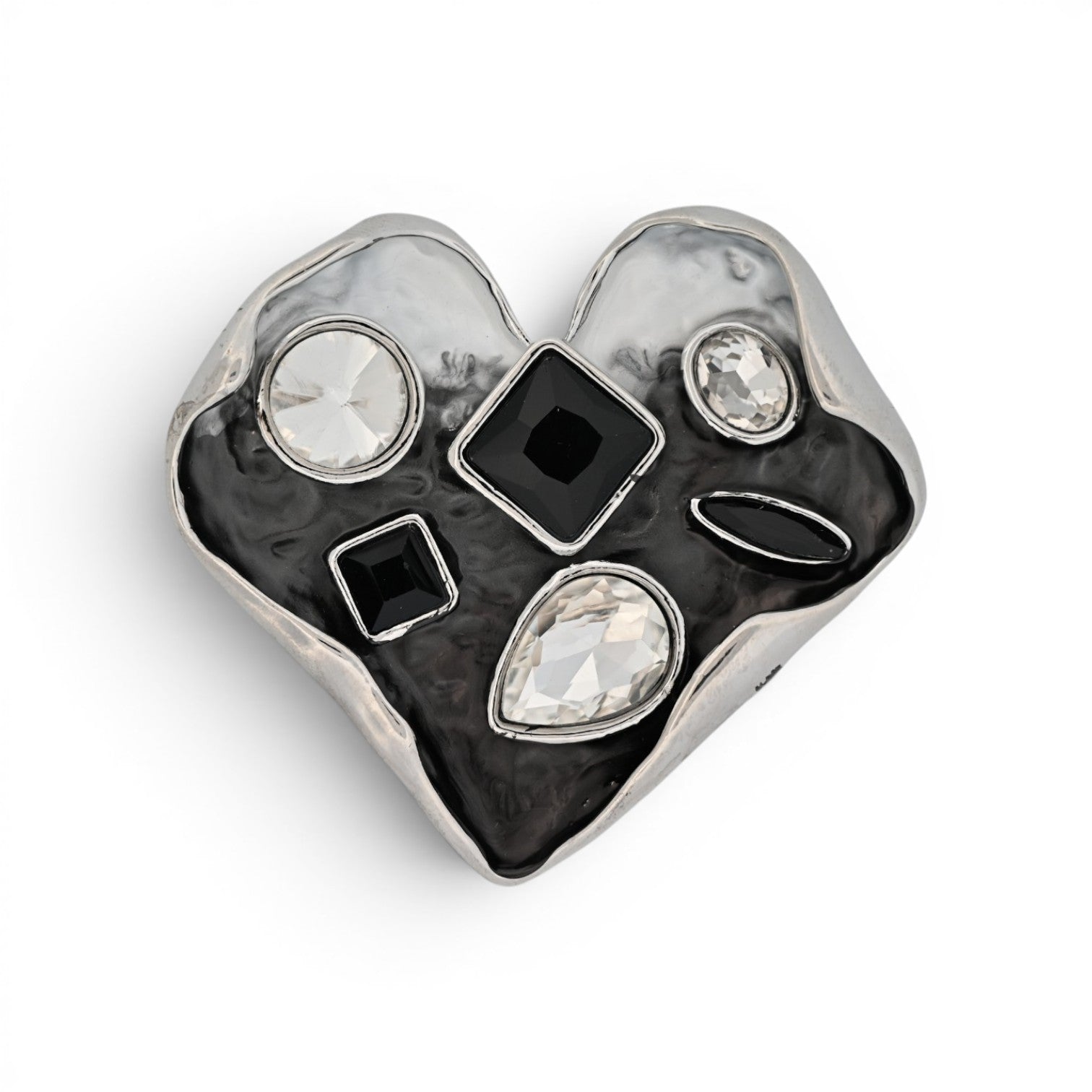 Magnetische Herz-Brosche aus gehämmertem Silber mit schwarzen und klaren facettierten Kristallen