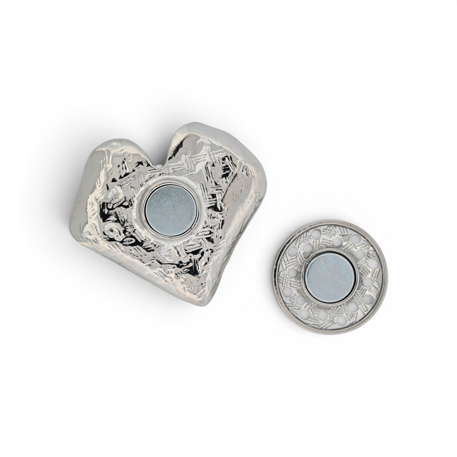 Magnetische Herz-Brosche aus gehämmertem Silber mit schwarzen und klaren facettierten Kristallen