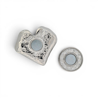Magnetische Herz-Brosche aus gehämmertem Silber mit schwarzen und klaren facettierten Kristallen