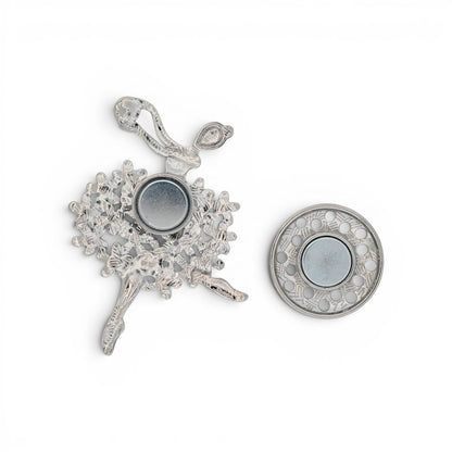 Magnetische Ballerina-Brosche mit Rock aus blauen und weißen Blüten, silberne Silhouette, 7,5 cm