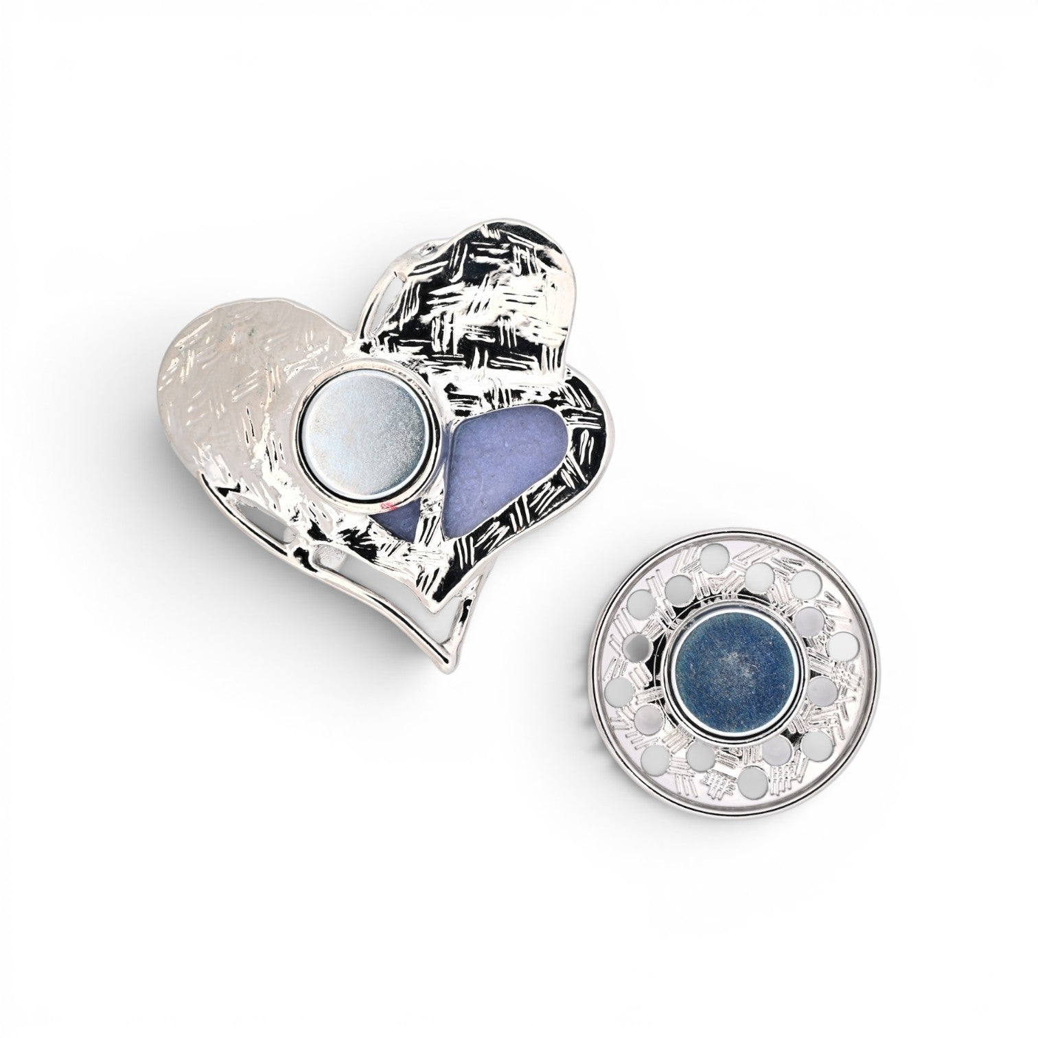 Magnetische Herz-Brosche in Hellblau und Lavendel mit glänzender silberner Kontur, 5 cm