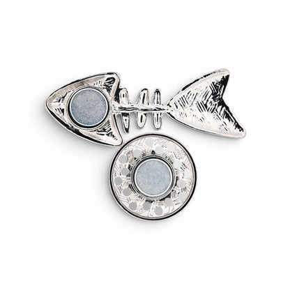 Magnetische Fisch-Brosche stilisiert in Blau und Violett mit funkelnden Details, 7,5 cm breit