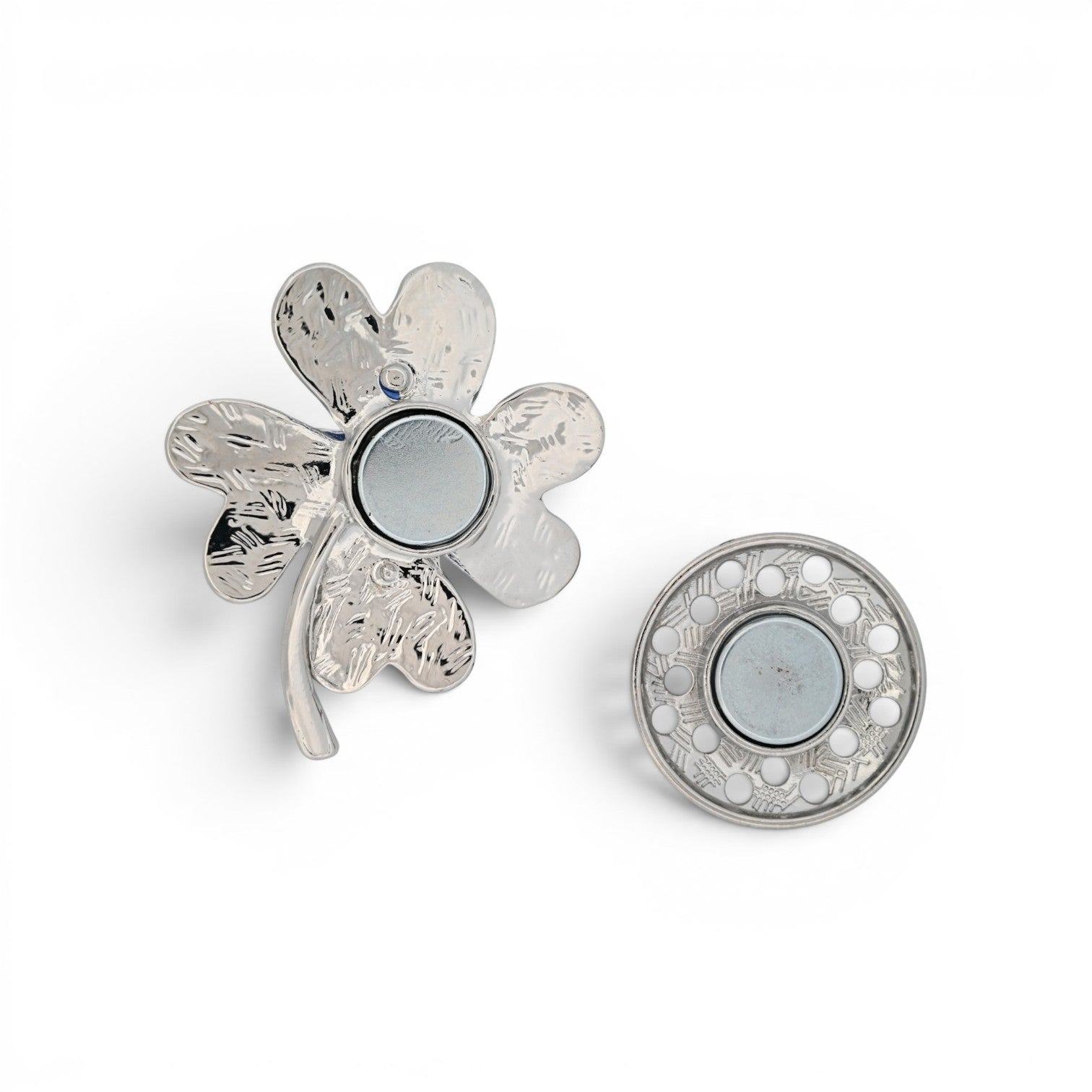 Magnetische Blumen-Brosche als blaue Blüte mit funkelnden Kristallen und silberner Fassung, 6 cm