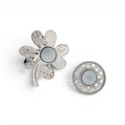 Magnetische Blumen-Brosche als blaue Blüte mit funkelnden Kristallen und silberner Fassung, 6 cm