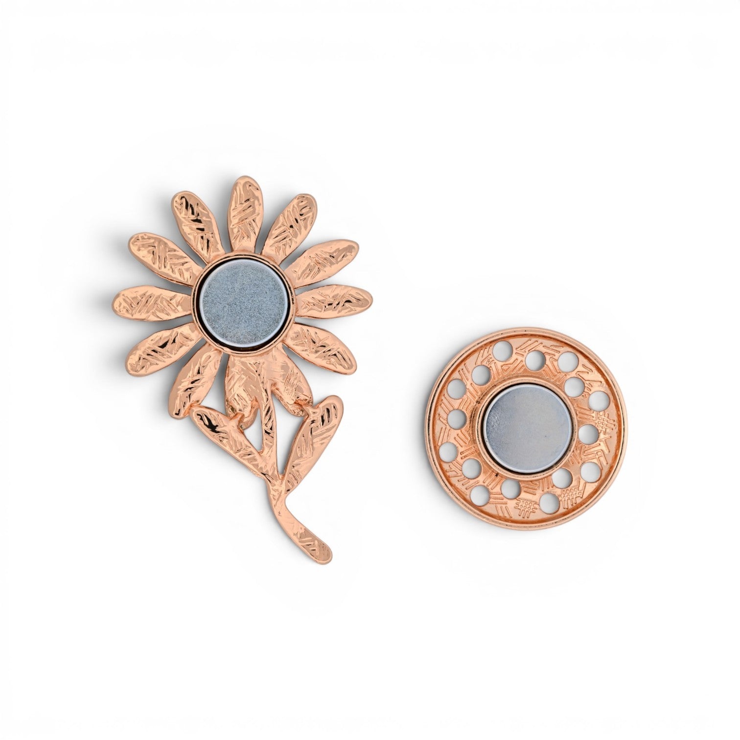 Magnetische Blumen-Brosche als Margerite mit schwarzen Blütenblättern, goldenen Konturen und hellem Herz, 6 cm