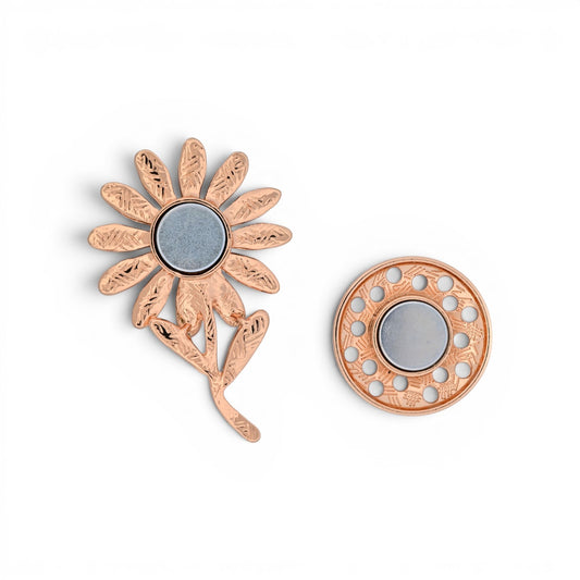 Magnetische Blumen-Brosche als Margerite mit schwarzen Blütenblättern, goldenen Konturen und hellem Herz, 6 cm