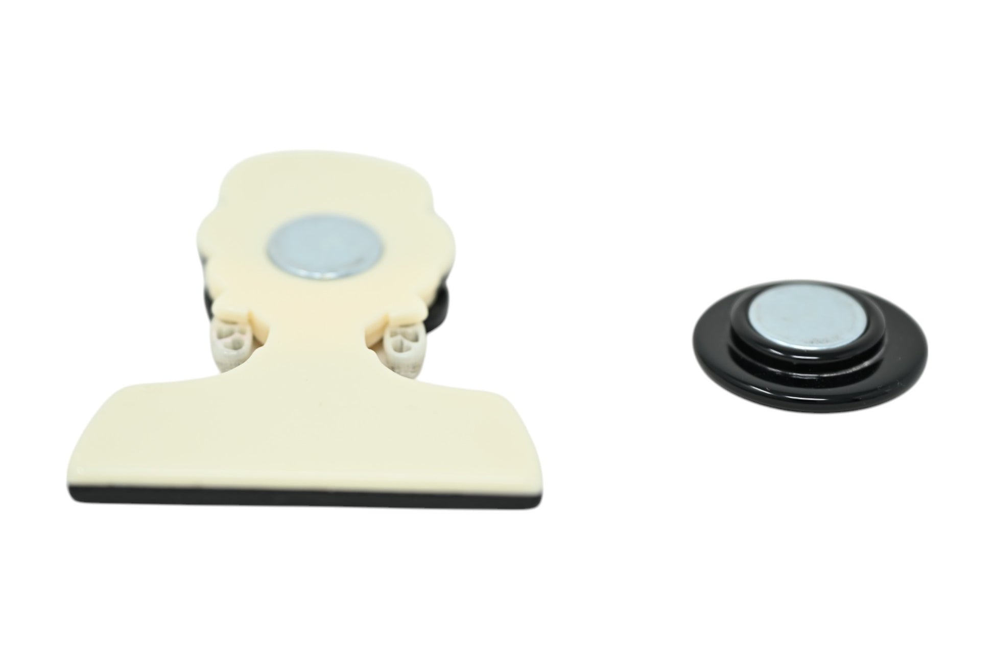 Magnetische Brosche aus Resin, elegante Retro-Damensilhouette in Schwarz und Creme, 7,5 cm hoch