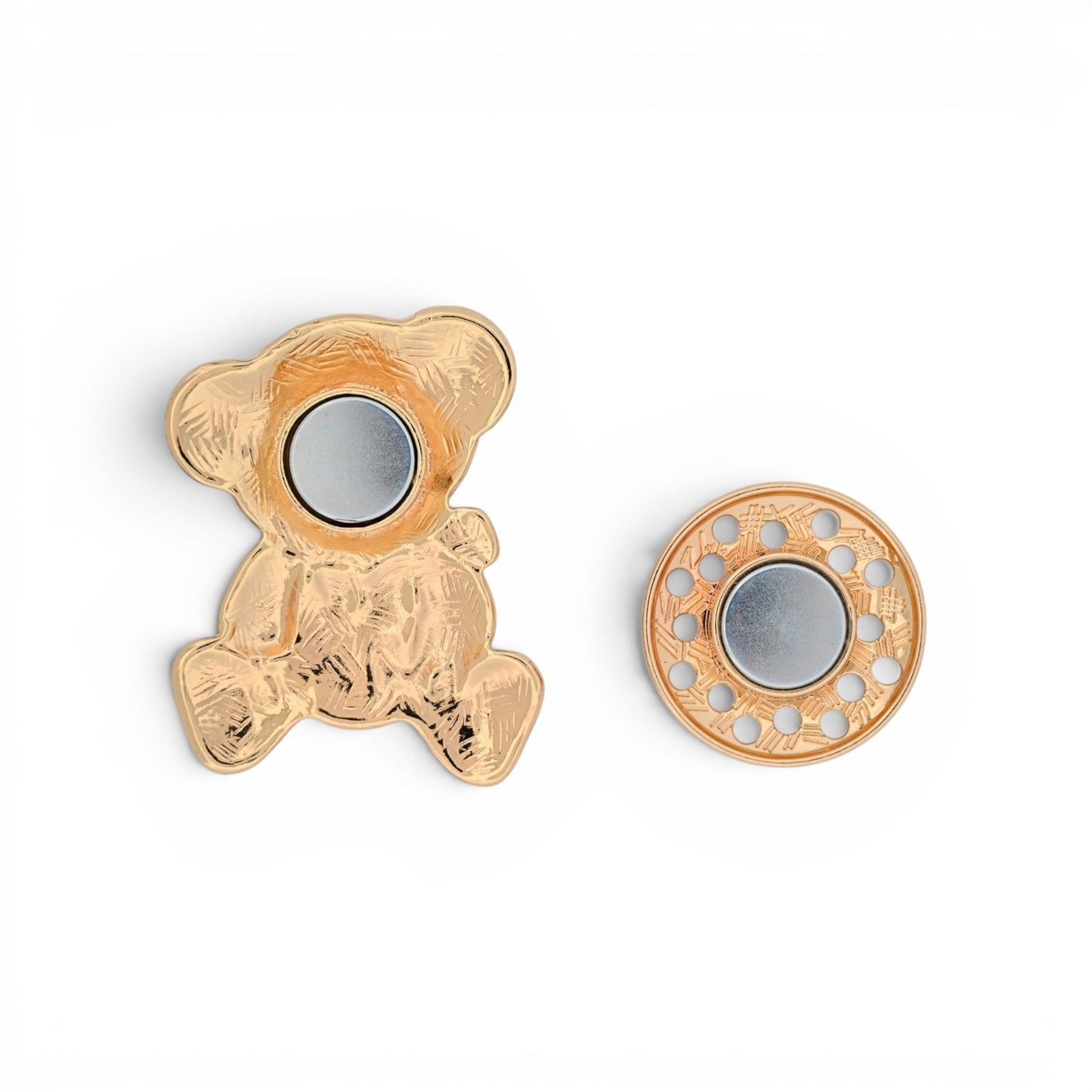 Magnetische Teddy-Brosche als sitzender Bär in Schwarz emailliert mit goldenen Konturen, 5,5 cm