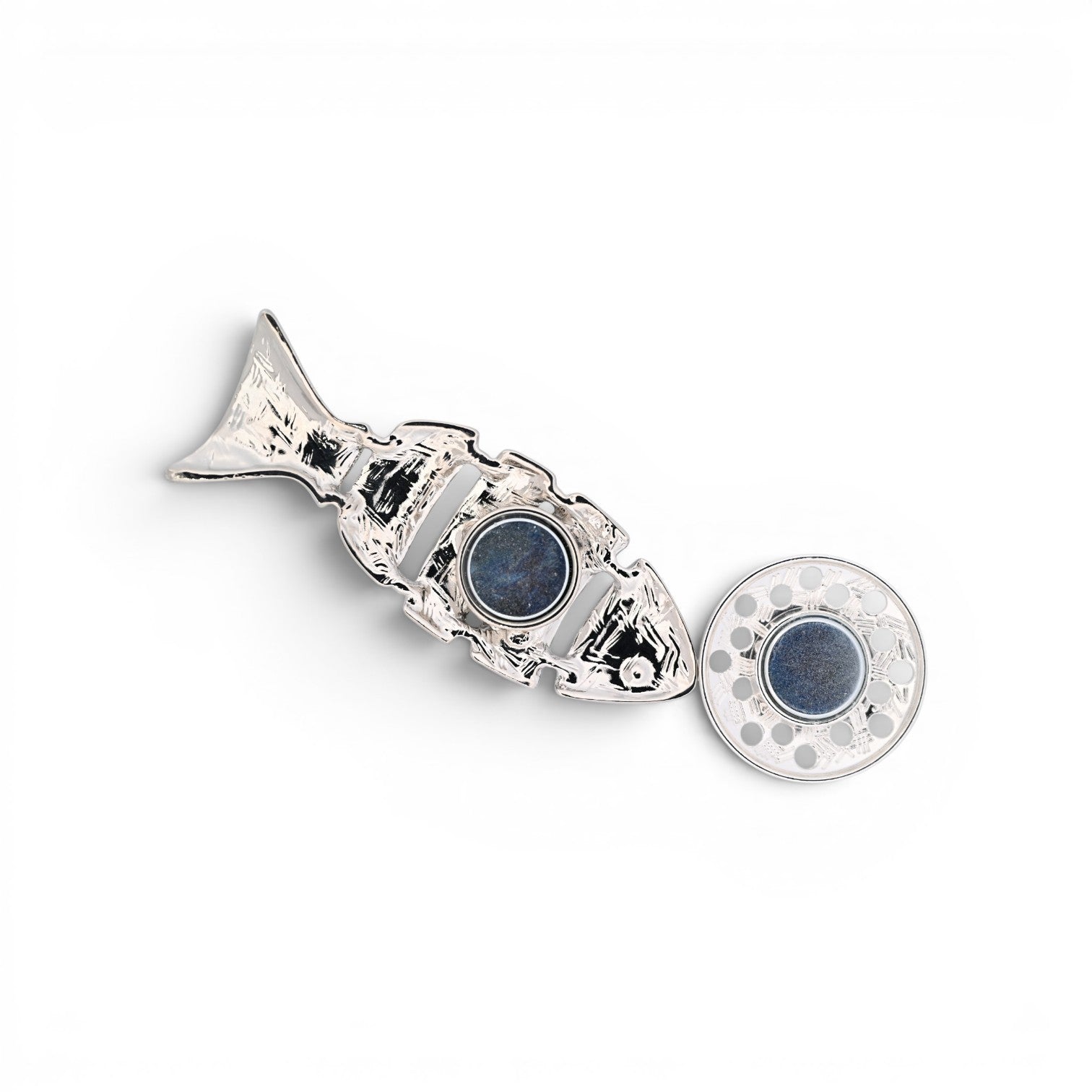Magnetische Fisch-Brosche in Blau und Weiß mit gegliedertem Körper und glänzenden Details