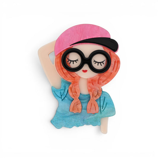 Magnetische Brosche als Frauenportrait aus Resin mit rosa Cap, runder Brille und orangefarbenem Haar