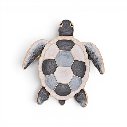 Magnetische Schildkröten-Brosche mit floral emailliertem Panzer in Grau, Weiß und Gold