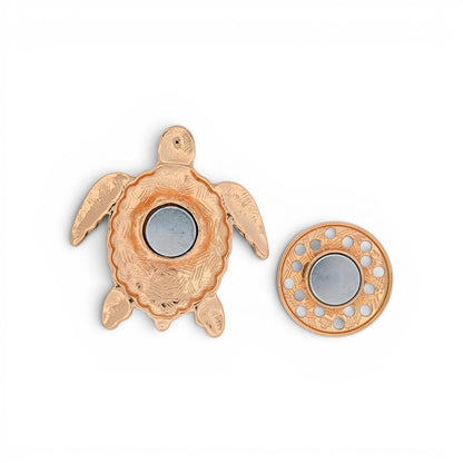 Magnetische Schildkröten-Brosche mit floral emailliertem Panzer in Grau, Weiß und Gold