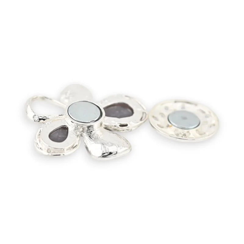 Silberne Blumenbrosche mit Metallblütenblättern und schwarzen und grauen Cabochons, Verschluss ai...