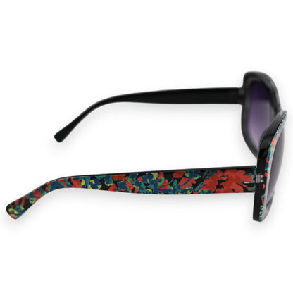 Sonnenbrille mit schwarzem Rahmen und buntem Blumenmuster auf den Bügeln, lila getönte Gläser