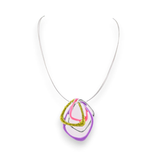 Moderne Halskette mit buntem geometrischem Anhänger in Lila, Pink und Grün auf silberner Kette
