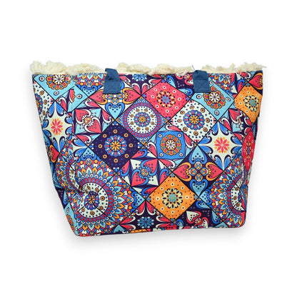 Bunte Nylon-Tragetasche mit geometrischem Mandala-Muster, Fransen am Rand und blauen Henkeln, vielfarbiges Design