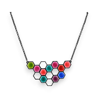 Moderne Halskette mit bunten Hexagon-Anhängern in Grün, Pink, Rot, Blau und Türkis auf schwarzer Kette