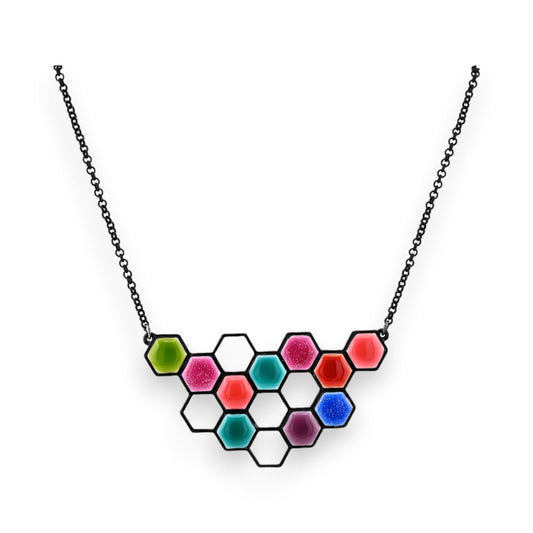 Moderne Halskette mit bunten Hexagon-Anhängern in Grün, Pink, Rot, Blau und Türkis auf schwarzer Kette