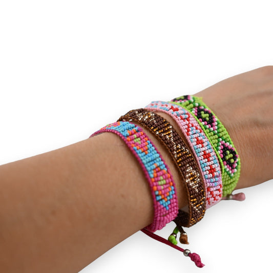 Set von 4 bunten Perlen-Brasilianischen Armbändern, handgefertigt mit Glasperlen in verschiedenen Mustern und Farben