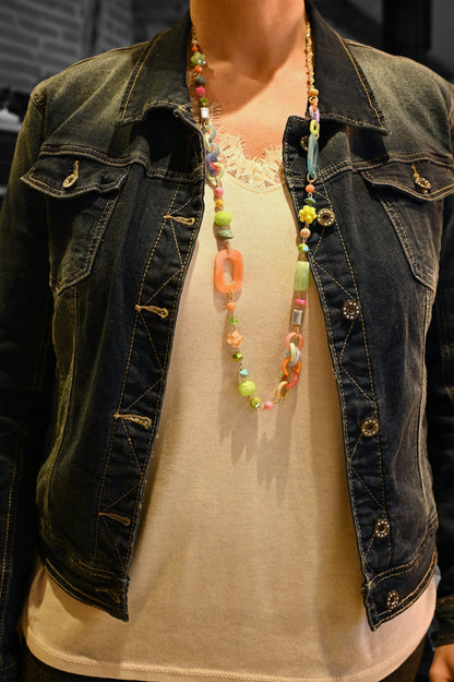 Feines, mehrfarbiges Halskette mit Perlen und verschiedenen Formen