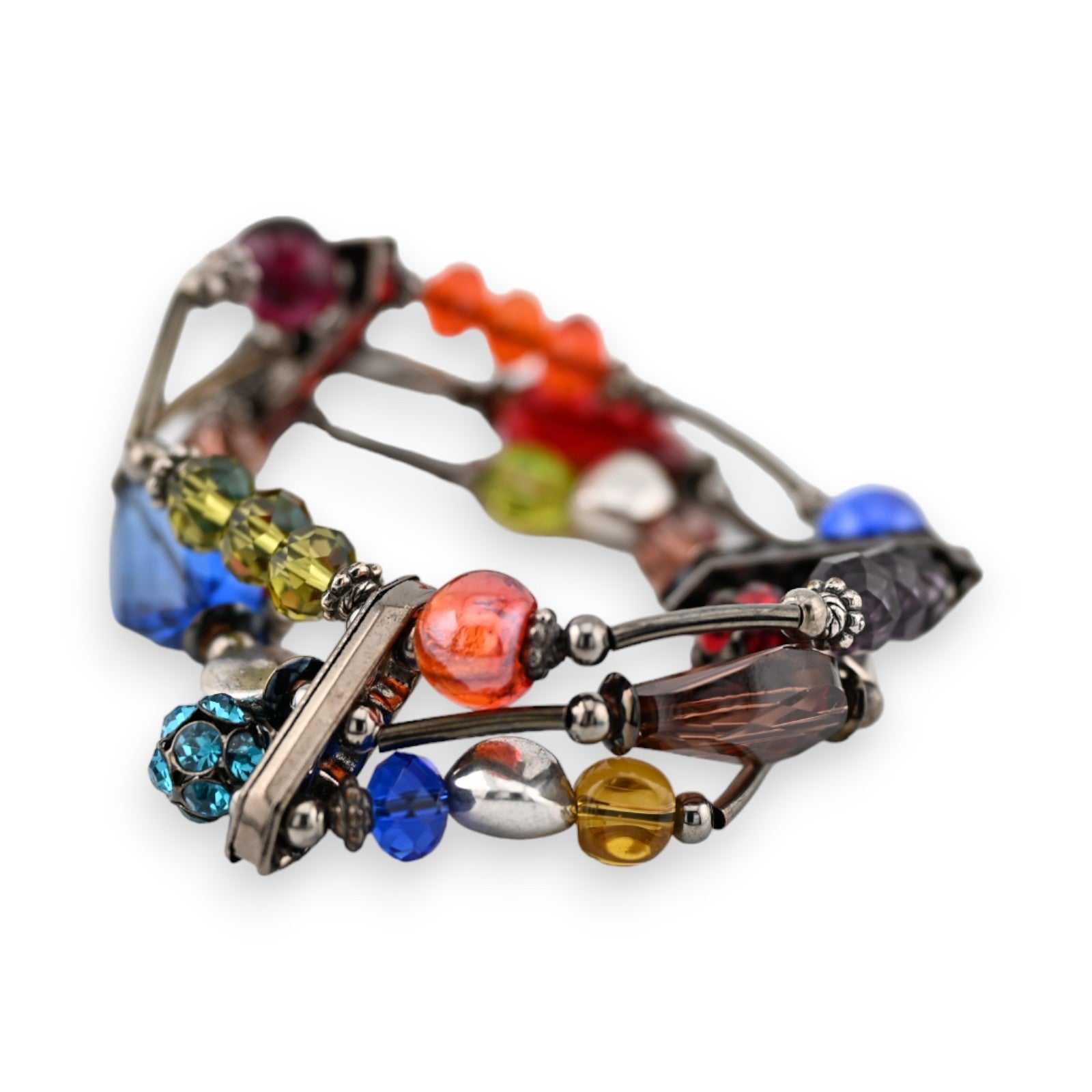 Elastisches Modeschmuck-Armband mit bunten Glasperlen und Metallverzierungen auf weißem Hintergrund