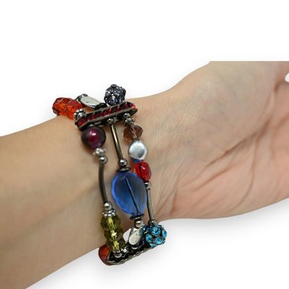 Elastisches Modeschmuck-Armband mit bunten Glasperlen und Kristallen, mehrfarbig auf Handgelenk präsentiert
